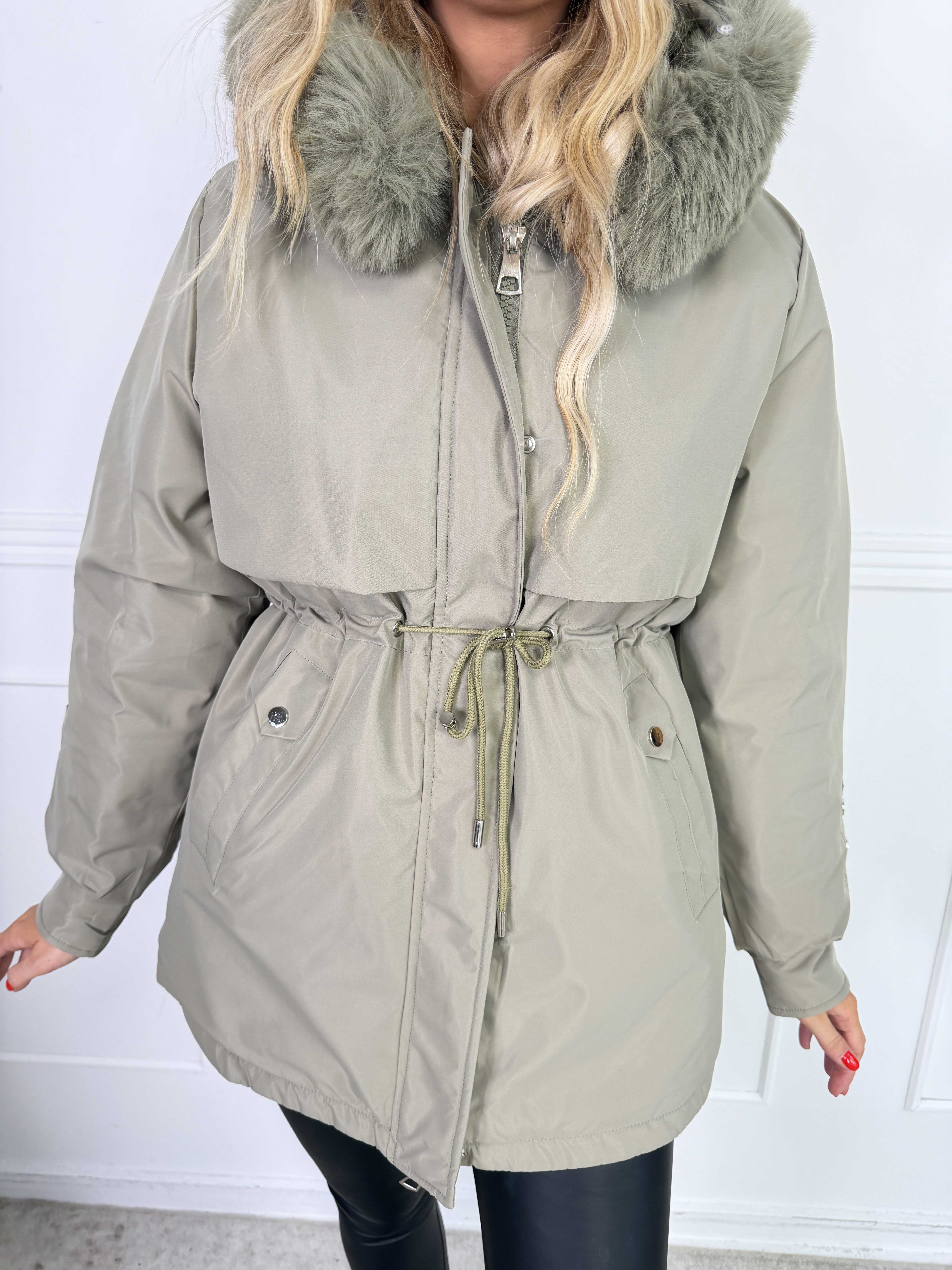 Miamaia - Varm og stilfuld dynejakke med blød faux fur-krave